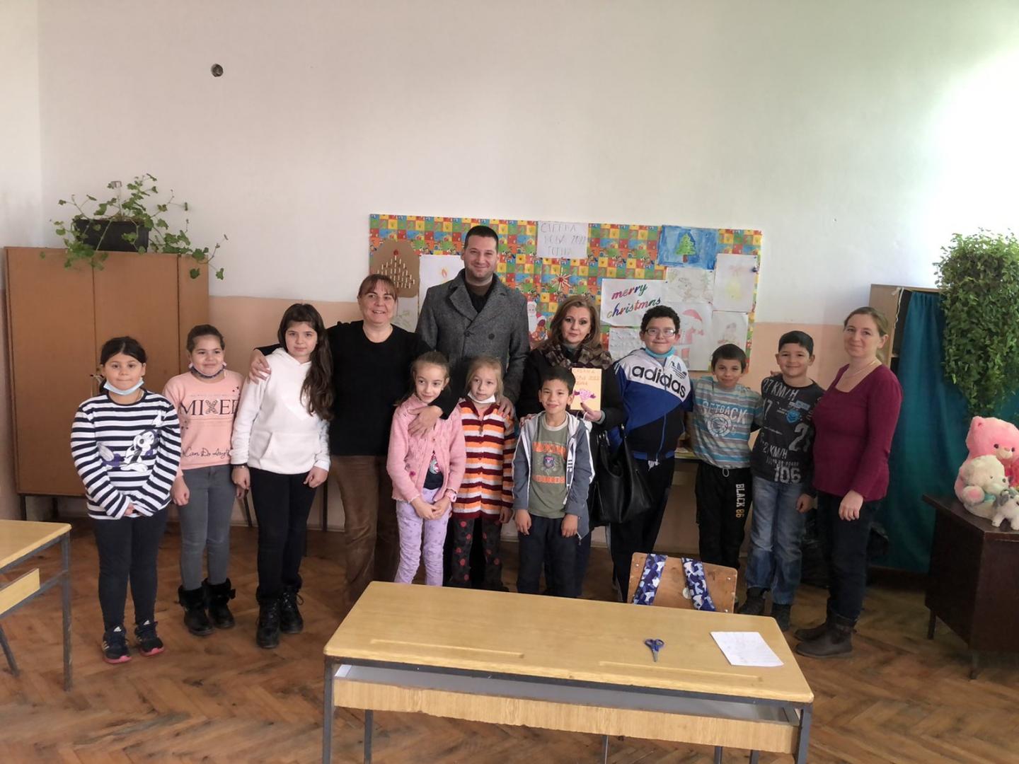 Заједница Синдиката Србије Дом здравља Крагујевац посетила основну школу у Цветојевцу